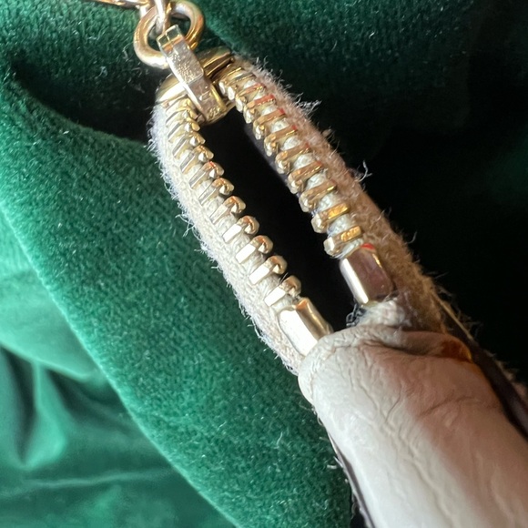 Authentic Gucci heart shaped GG logo ivory Guccissma coin purse - Picture 10 of 10